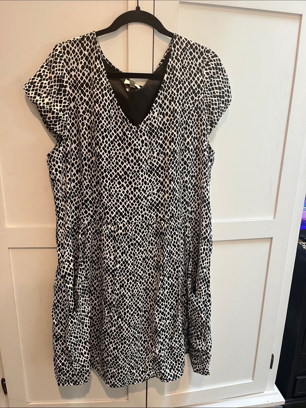 Garnet Hill Black & White Geometric V‑Neck Midi Dress